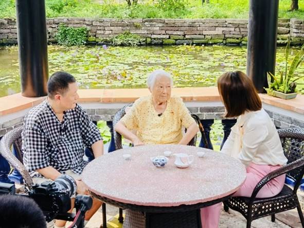 来到广州番禺大岭村采访黄稻及她儿子史长缨